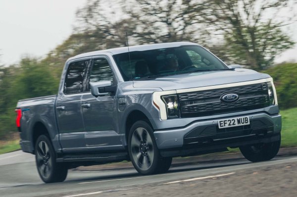 Ford беше първият голям производител на пикапи, който се обърна към електрическа енергия. Той предлага своя флагман и изключително популярен F-150 във формата Lightning EV. 

Пикапът се продава в Северна Америка от известно време, но не и официално в Европа. Но пресича и океана през различни дилъри, специализриани във внос на коли от САЩ.
Захранван от огромна 131kWh (използваема) батерия, той има официален обхват до 515 километра, въпреки че 480 са по-реалистични при реални условия. Тази батерия също ограничава товароносимостта до 800 кг. 

Най-мощната версия има 569 к.с. Тежи 3100 кг, но все пак може да спринтира до стотака за 4,7 секунди, което е уникално постижение.

F-150 има 1,7-метрово товарно отделение, а батерията може да се използва за захранване на инструменти и малки уреди. Освен това се вози добре благодарение на напълно независимото си окачване и има обширна и удобна кабина. 